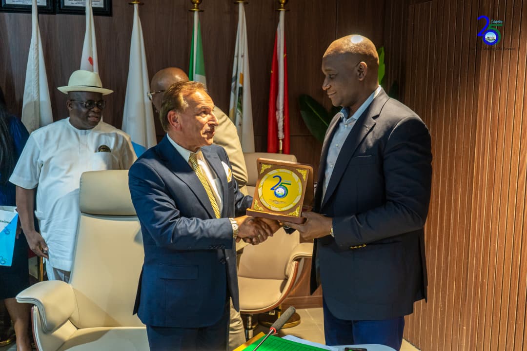 Vice-Chancellor receiving a plaque from the NDDC Managing Director